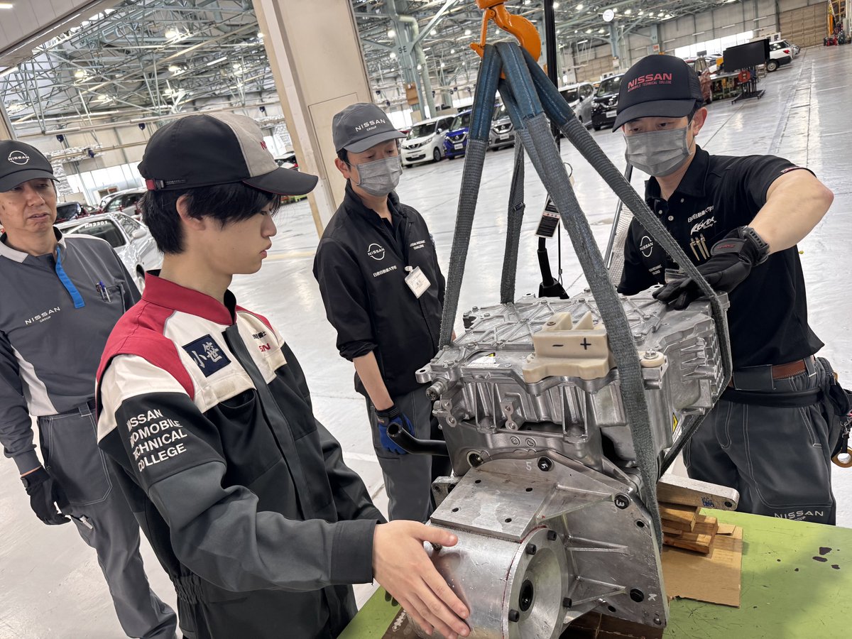 natck_f's tweet photo. 【車両の心臓部、ついに載る！】

先日分離したモーター、バッテリーのユニットをマシンに搭載しました🫡

どんどん #Natckf の今年度車両の姿が見えてきました🌟

#学生フォーミュラ #FSAEJ #日産京都自動車大学校 #整備士 #日産 #nissan https://t.co/GPgYdh56tR