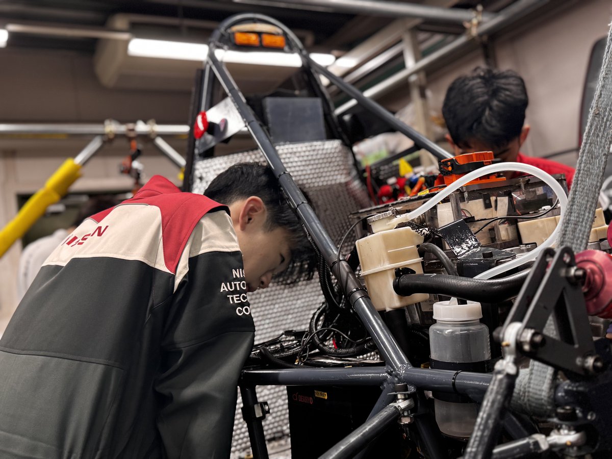 natck_f's tweet photo. 【車両の心臓部、ついに載る！】

先日分離したモーター、バッテリーのユニットをマシンに搭載しました🫡

どんどん #Natckf の今年度車両の姿が見えてきました🌟

#学生フォーミュラ #FSAEJ #日産京都自動車大学校 #整備士 #日産 #nissan https://t.co/GPgYdh56tR