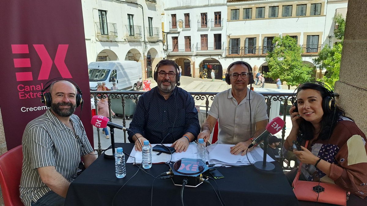 cextremadura's tweet photo. 🔴 'El sol sale por el oeste' recibe a sus siguientes invitados en Jato 2026.

✏️ Lara Carraux, modista,  y el diseñador emergente, Rubén Lanchazo.

✔️Canal Extremadura Radio emite hoy desde la Plaza Mayor de Cáceres.

 🟥 DIRECTO | #EXPlay y radio 
https://t.co/xmKzZAwjNp

#jato2026 #diputacióndecáceres #cáceres