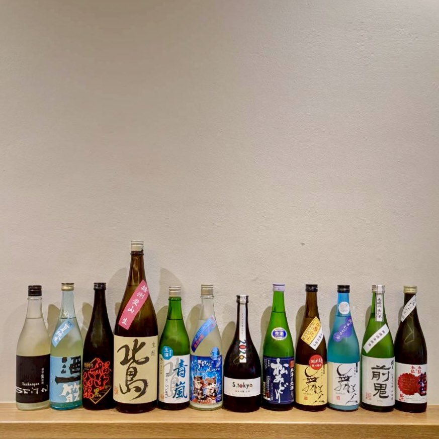 henachoko_tweet's tweet photo. 今週は飲み比べが3種！
｢舞美人｣はにごり夏ともち米四段のSanQ、｢北島｣は青風と生酛生、｢松みどり｣はhttps://t.co/7bMYmrsUEzときたしずくの純米生原酒の飲み比べ！
さらには｢猩々｣の前鬼、｢盛典｣はtechniqueといつもに増して個性派なラインナップでお待ちしております❕ https://t.co/LUSfh9crfG