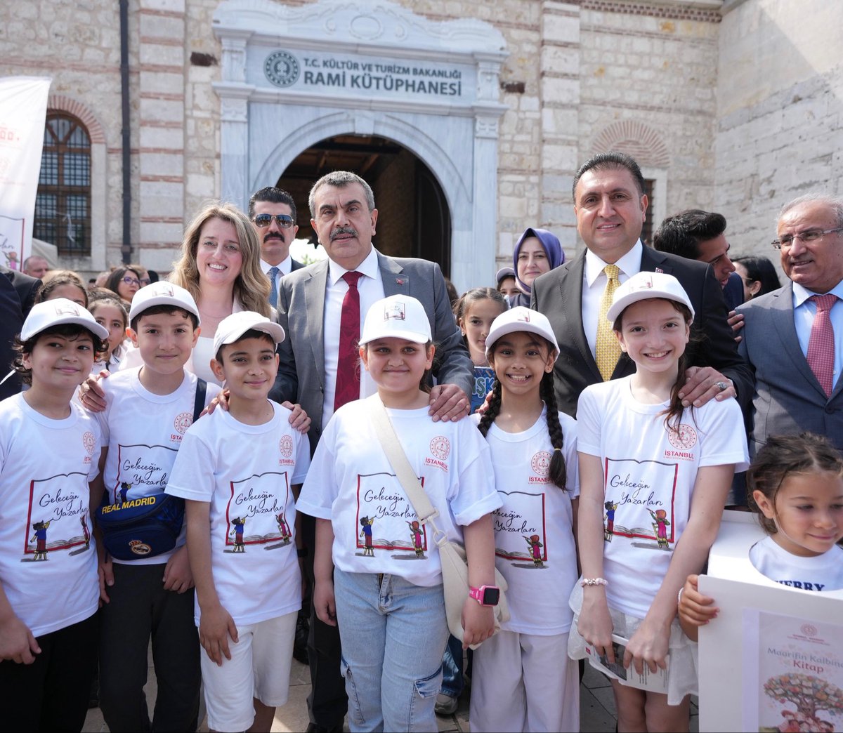 Yusuf__Tekin's tweet photo. 📍İstanbul

Geleceğin Yazarları Projesi İl Fuarı'na iştirak ettik.

Öğrencilerimize erken yaşta yazı yazma bilinci kazandırmak, onlara akademik başarının yanında hayat boyu kullanacakları kıymetli bir beceri edinmelerini sağlamaktır.

Bu anlamda evlatlarımızın yazı yazma becerilerini güçlendiren çalışmalar ve çocuklarımızın kalemlerinden dökülenler bizler için her zaman çok değerlidir.

Fuarımızın düzenlenmesinde emeği geçen herkese teşekkür ediyor, öğrencilerimize başarılar diliyorum.