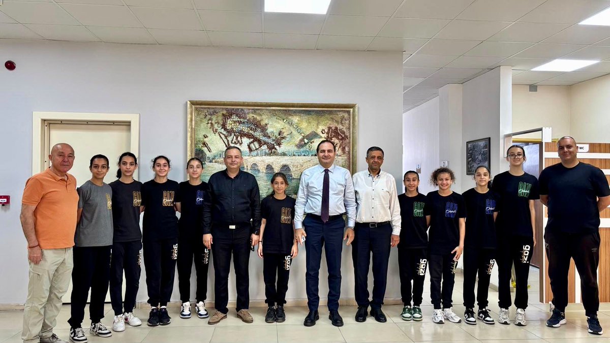 seyhanmem's tweet photo. 🏆 GURUR VEREN BAŞARI! 🎖️

🇹🇷 İlçe Milli Eğitim Müdürümüz Sayın Murat Çelik, Okullar Arası Basketbol Yarı Final Turnuvası’nda gösterdikleri üstün performansla Türkiye’nin en iyi 8 takımı arasına girmeyi başaran ve Türkiye Şampiyonası finallerine yükselen Gazi Ortaokulu Kız Basketbol Takımımızı, antrenör, öğretmen ve idarecimiz ile birlikte makamında ağırladı. 

💫 Oynadığı dört karşılaşmayı da kazanarak büyük bir başarıya imza atan sporcularımızı, onları bu sürece hazırlayan kıymetli idarecilerimizi, antrenörlerimizi ve öğretmenlerimizi yürekten tebrik ediyor; başarı yolculuğunda evlatlarımıza her zaman destek olan değerli velilerimize de teşekkürlerimizi sunuyoruz.

🌟 Finallerde şampiyonluk yolunda kızlarımıza yürekten başarılar dileriz! Yolunuz açık olsun!
@tcmeb @AdanaMem @mnaras @mrt__celikk