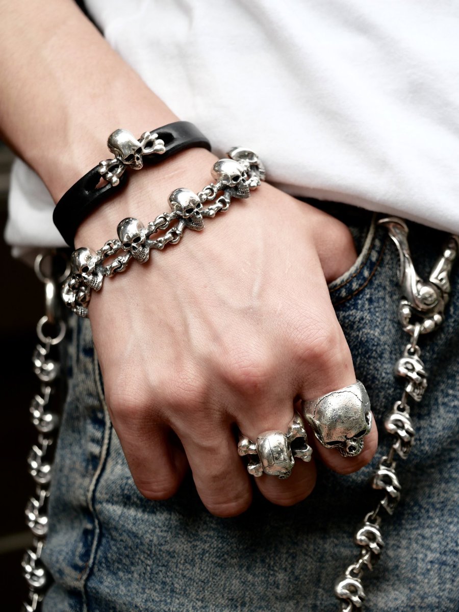 CPDJapan's tweet photo. 『SKULL &amp;  CB BRACELET』は、スカル＆クロスボーンズが横並びに連結されたブレスレットです。

留め具であるTバーの両端にもスカルを配置、こちらもアーマンドの手ぬかりのない仕事により、ミニサイズながらも、どこから見てもクレイジーピッグのスカルに仕上がっています。

https://t.co/tQXjzM79cx https://t.co/LYDJJzouMt