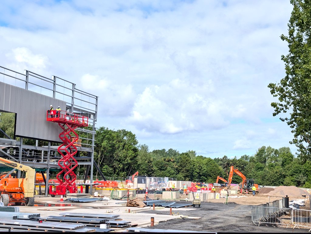 ChessingtonBuzz's tweet photo. Lots of progress over on the former Wild Asia site for 2027's Minecraft World
Probably 20-30% of the show building structure is vertical and being built around the track and supports already installed
1/3
#ProjectRoundtable https://t.co/1z0rgiBHg4
