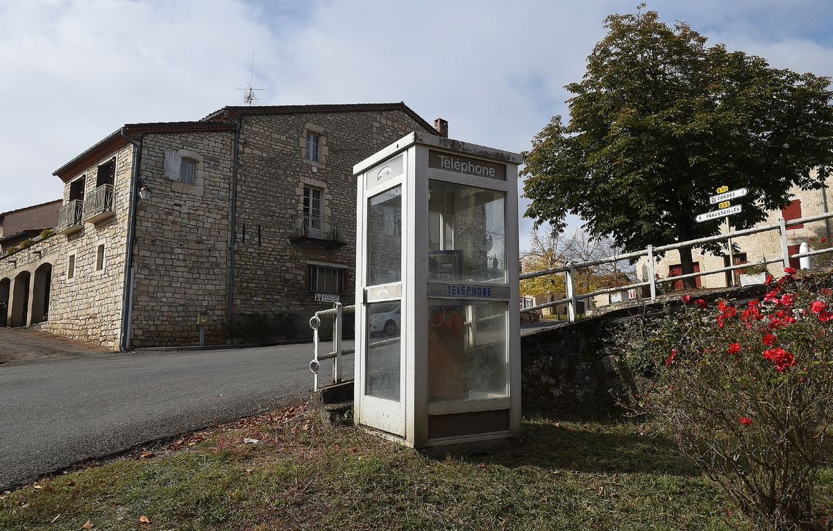 TrombineCh's tweet photo. 🔴Scoop : Xavier Dupont de Ligonnès finalement aperçu dans une cabine téléphonique de la Creuse où se tenait le rassemblement national des cathos de gauche ! #appelatémoins https://t.co/qlOp722ZfV