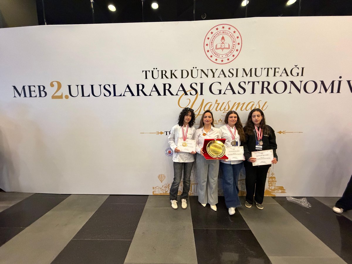 Tunceli_MEM's tweet photo. 🇹🇷🏆👩‍🍳 Tunceli'nin Evlatlarından Dünya İkinciliği

Mesleki ve Teknik Eğitim Genel Müdürlüğümüz tarafından düzenlenen Uluslararası Gastronomi ve Aşçılık Yarışması'nda Atatürk Mesleki ve Teknik Anadolu Lisesi öğrenciler büyük bir başarıya imza attı.

👩‍🍳 "Anne Reçeteleri" temalı Türkiye finalinde Türkiye ikincisi olan öğrencilerimiz, 29 okulun yer aldığı uluslararası "Kapalı Kutu" yarışmasında da ikincilik derecesi elde etti.

🌍 Ulusal ve uluslararası kategorilerde kazanılan bu çifte başarıyla ilimizi gururlandıran öğrencilerimizi ve öğretmenimizi tebrik ediyoruz.

@tcmeb @Yusuf__Tekin @sefikaygol @tcmeb_mtegm @skaygusuz @BahameddinK