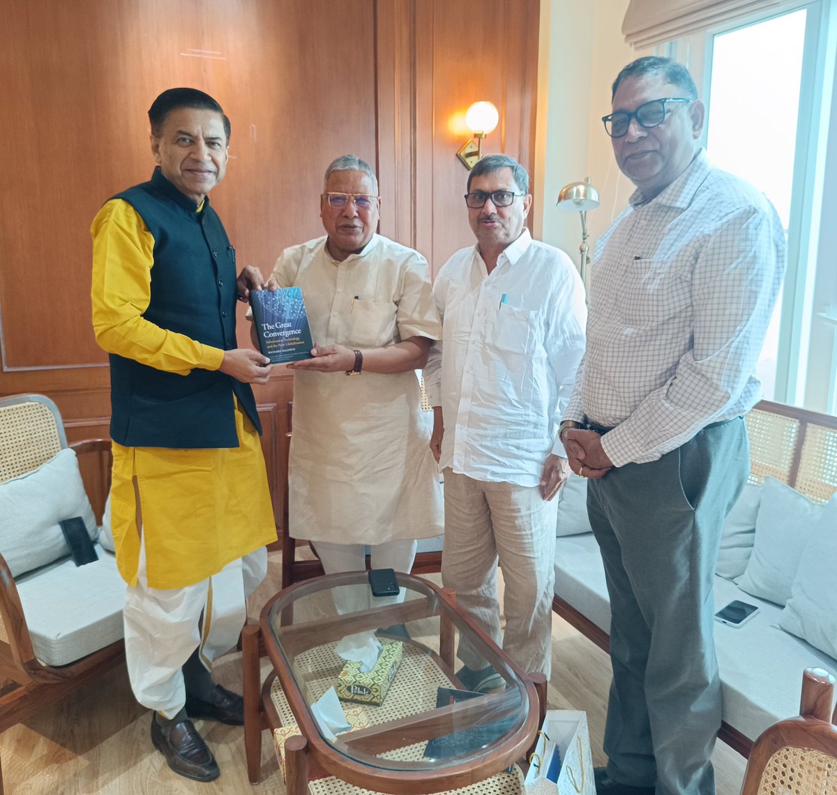 friendsofmsme's tweet photo. A joint delegation led by @friendsofmsme Convenor Shri @RAgrawal_offcl, along with @FISME representatives @DineshSinghal55 &amp; @abhardwaj_fisme, met Hon'ble MP Shri @shashankmanibjp today at his residence and discussed key MSME challenges. https://t.co/mF5brnxwri