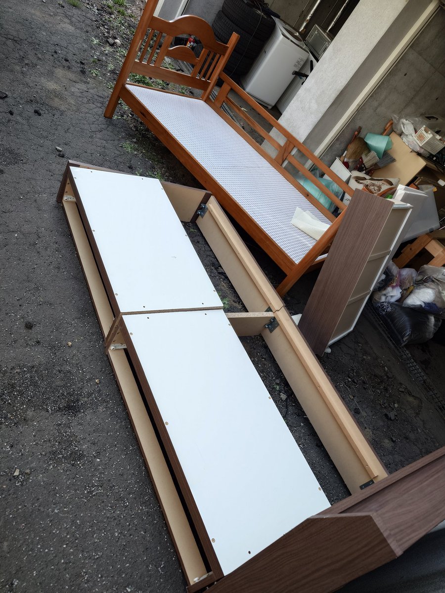3k_plan's tweet photo. 急遽知り合いの業者さんからベッド2台欲しいとの事で倉庫前で組み立て確認！

あっつい日に何してんだって（笑）

これゴミで捨てる予定だったので引取めちゃくちゃ助かります！🙇

#便利屋
#リサイクル家具
#リユース
#えんじょいサポート
#サブリース https://t.co/RTU1Il5HEO