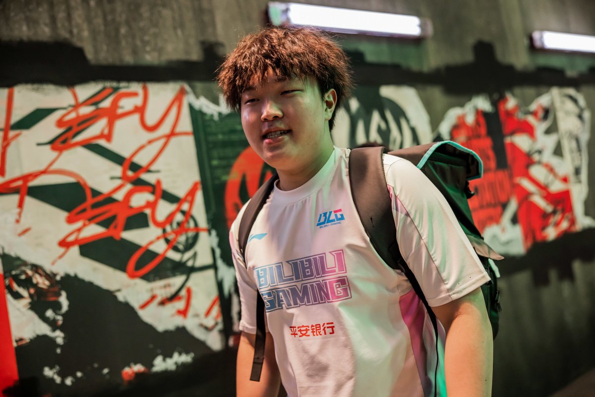 FragsterD's tweet photo. 22.000 Dollar Strafe — fürs Nicht-Abklatschen mit Fans?? 😭

Bin holt mit BLG ein 3:0 gegen EDG und lässt danach die Fans an der Bande stehen. Die LPL: 150.000 RMB, öffentliche Rüge UND ne verordnete Schulung. 💀
Leute, lest eure Verträge. :-)

#LPL #LeagueOfLegends #BLG #Esports https://t.co/PJGf3h2bZz