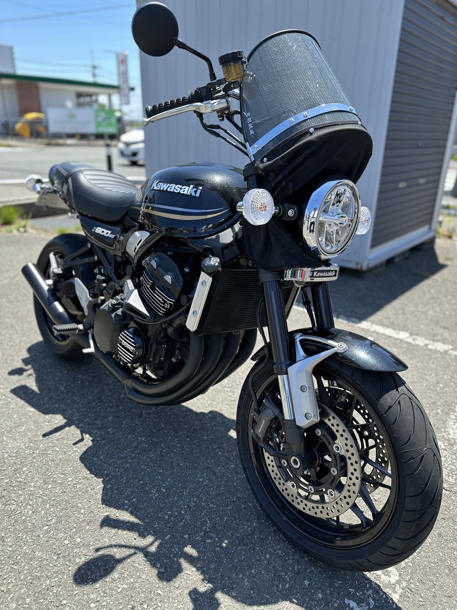 KMDex_hatahata's tweet photo. #BENDA ナポレオンボブ250の試乗も大好評🏍️
@new_age_cruiser
「セカンドバイクにいかがですか～♪ww」
なんてお話ししながら試乗していただくと、

「これならアリかも！」
「思ったより面白い！」

という声も😊

大型を所有していても欲しくなる。
250ccならではの気軽さと存在感。
なかなか良い反応をいただいております♪

朝からは能代チームの若者集団がご来店✨
ヤンチャ仕様の #Z900RS のフロントタイヤ交換。

Z1を彷彿とさせるウインカーにショート管。グッドルッキンなレジェンド＆レガシー！✨

そして予約されていた、 #HarleyDavidson #FXSBSE #Breakout がエンジン不調で入庫。

ECMなのか？
エンジン本体なのか？
経緯が分からない車両は思い込み厳禁。

まずはイチから🔍
カムカバーを開けてみると、
スクリーミンイーグルの油圧テンショナーを発見。やっぱり！
「あれ？もしかしてハイカム....？」

前オーナー時代のカスタム履歴が不明な車両は、開けるたびに新しい発見がありますww

現在、不調の原因を慎重に捜索中。
こういう診断作業が大事🔧
いきなり手を掛けない。

サンキューベリーマッちょ！💪😆

#カマダサイクルex
#バイクに乗って自由になるんだ
#SpiceUpYourLife
#freedomisntfree
#BENDA
#ナポレオンボブ250
#Z900RS
#HarleyDavidson
#Breakout
#いいなと思ったら保存