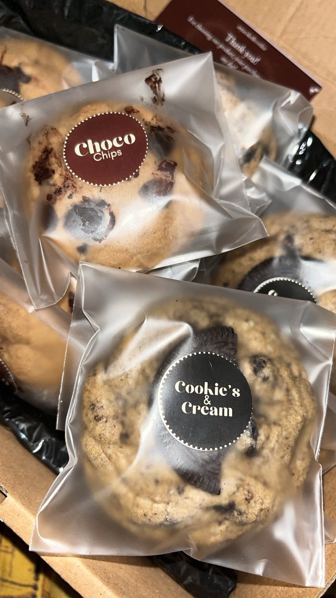 crescenthemark's tweet photo. COOKIESNYA UDAH SAMPAIIII 😙 10 orang pertama yang dapet freebies akan dapet cookies juga yaaa 😋❤️ https://t.co/CGCyoFAAXb