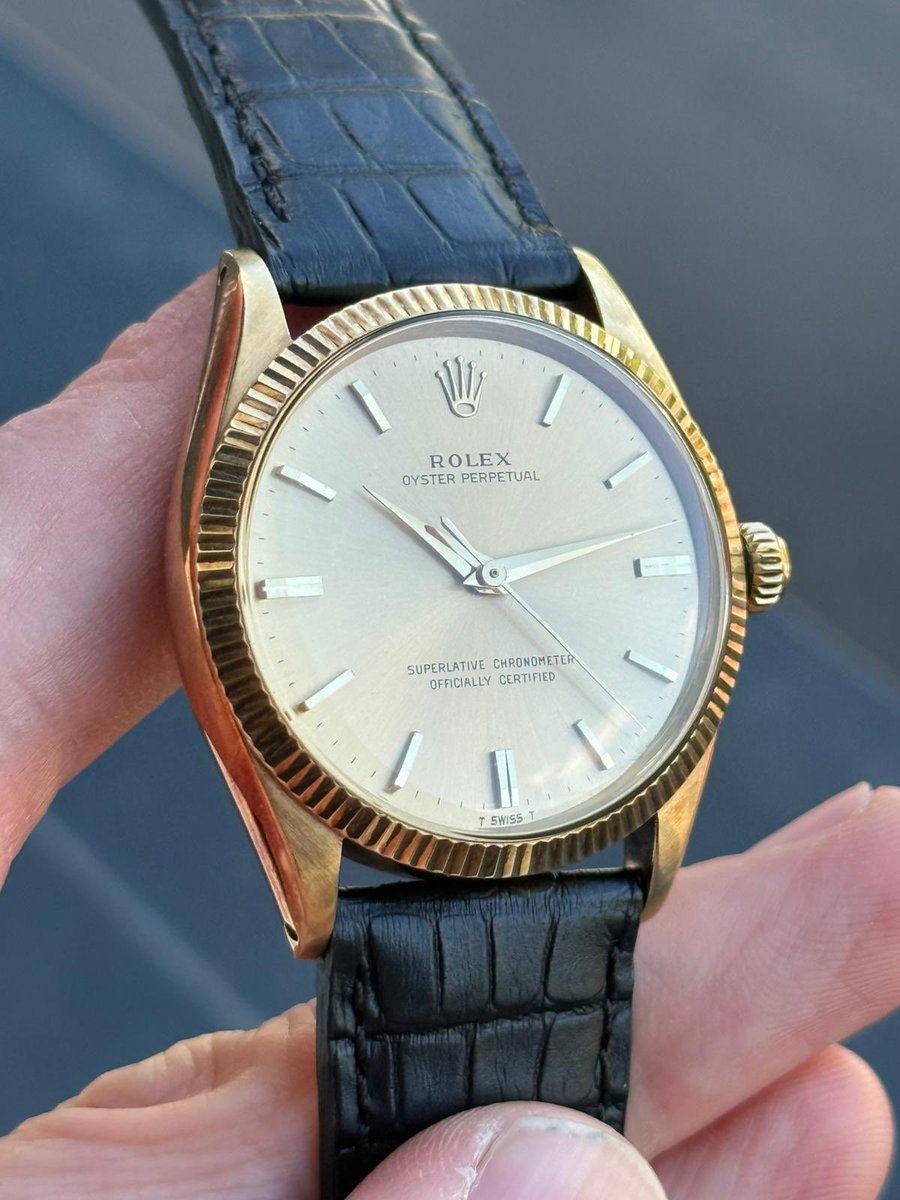 Watchalezsp's tweet photo. Hay relojes que no pasan desapercibidos,  y este es uno de ellos. Para los amantes de la corona os traemos este Rolex Oyster Perpetual 1005 con una caja de oro sólido de 14kt. Con un diámetro de 34mm y calibre automático. Puede ser tuyo por solo 4990€ envío y garantía de un año incluidos.