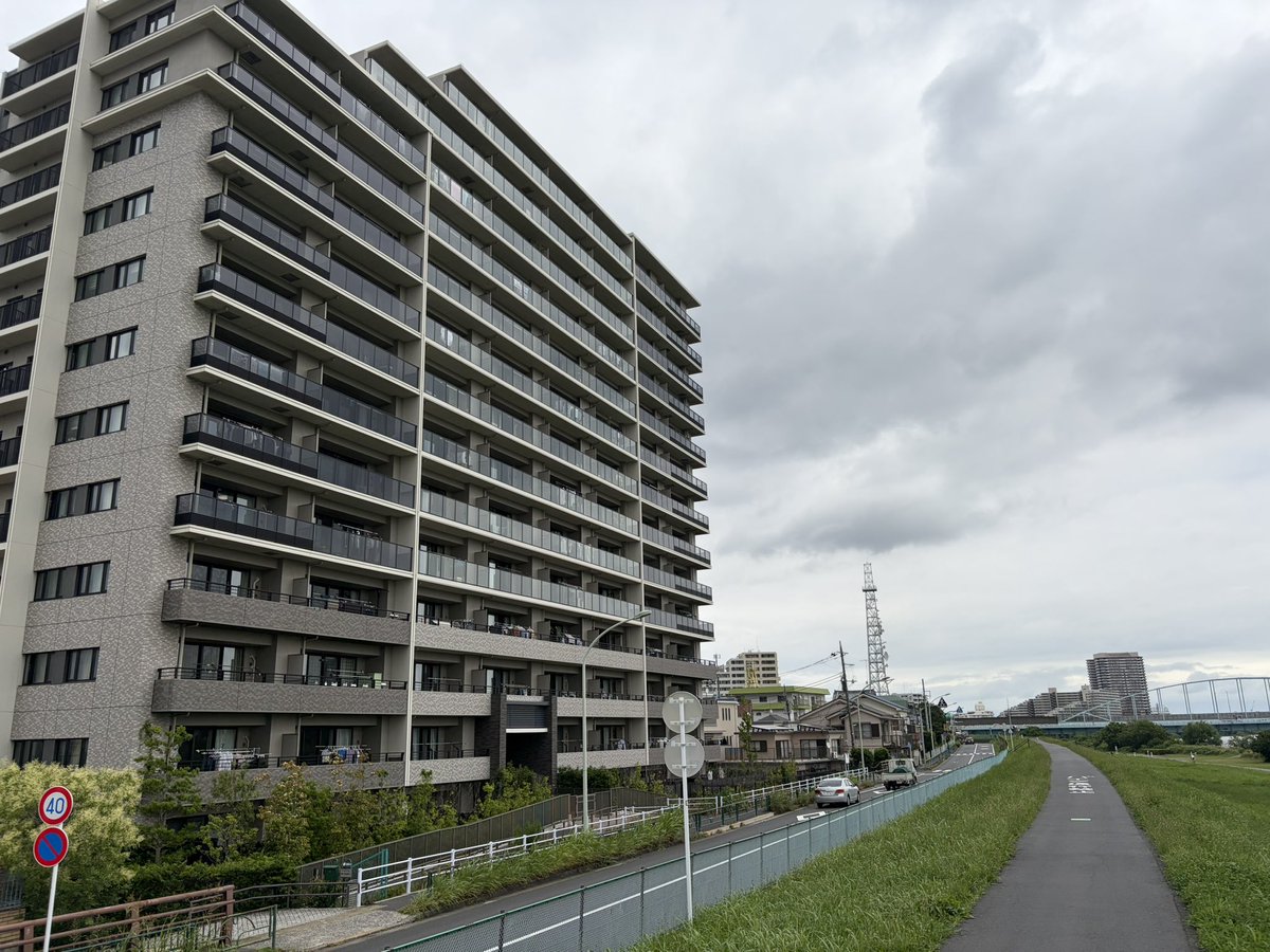 2ldk18's tweet photo. ザ・ガーデンズ大田多摩川
2020年築、矢口渡駅徒歩12分、坪400万くらい

門柱あるのいいね。周辺にベテラン選手が多いので、築浅のピカピカ感が際立つ https://t.co/CmdPQhFsCO