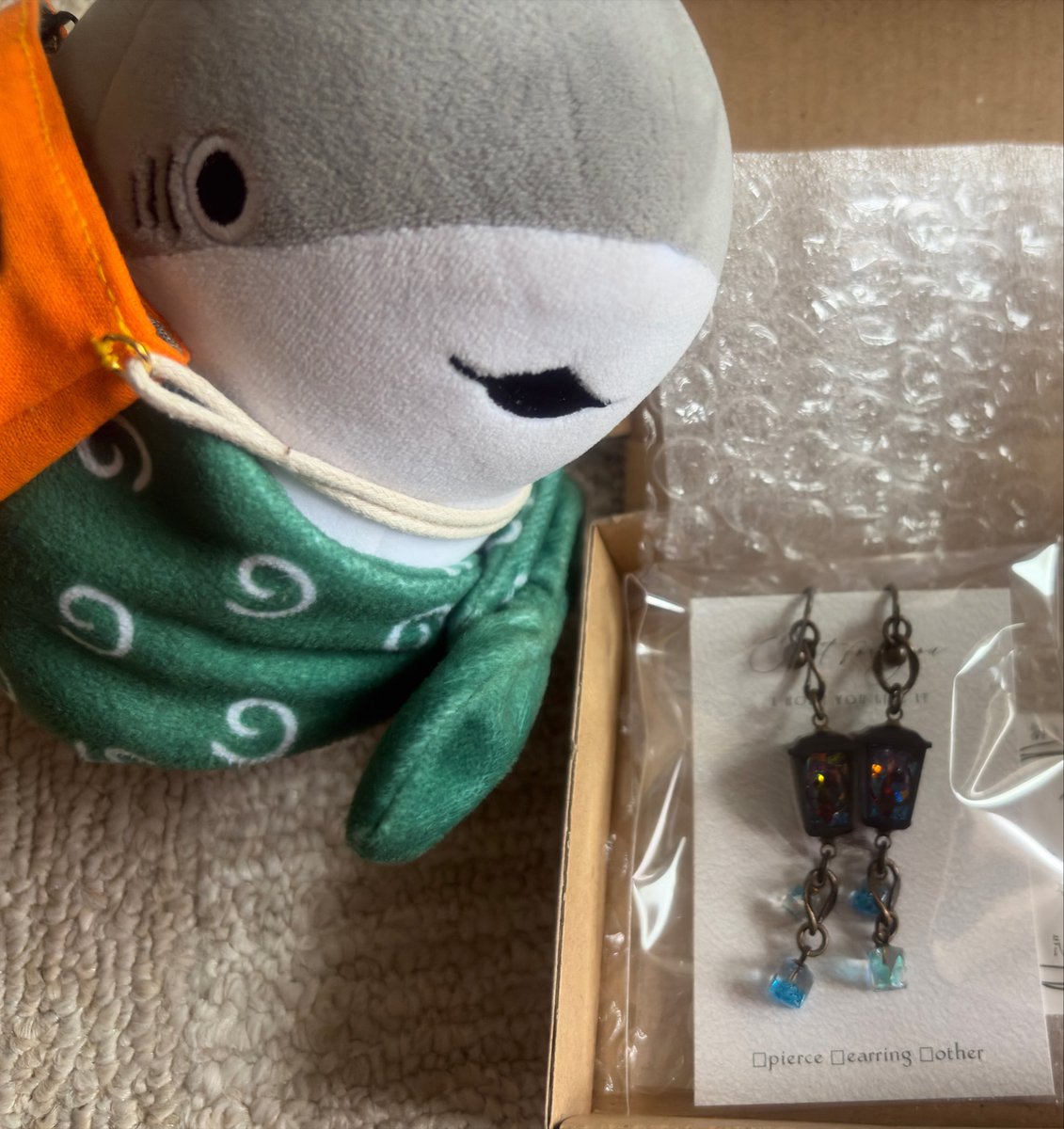umicorn777's tweet photo. 遅ればせながら、minneギフトを買わせて頂きました💓

悩みに悩んで

ランタンの中に猫ちゃんがいるイヤリング

子ザメちゃんとおでかけするときにつけよ🦈💓✨

#子ザメとまいにち https://t.co/u3AVImtasC