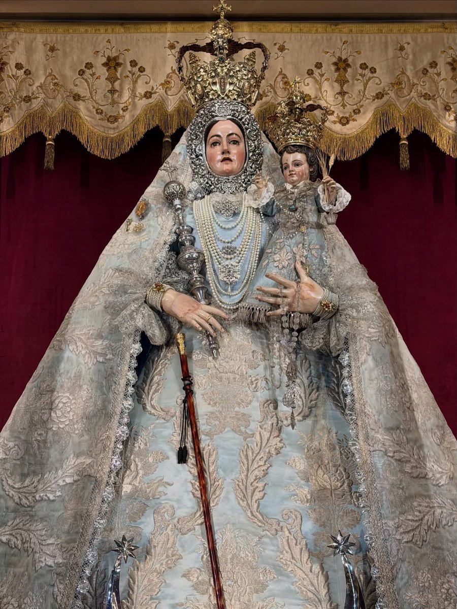 mabernalsanchez's tweet photo. El impresionante terno de brocatel celeste y plata que luce la virgen de Araceli en su triduo. https://t.co/7fzslVA8Xq