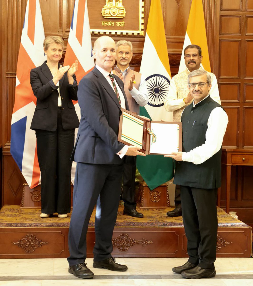 inBritish's tweet photo. A proud milestone for UK–India #education collaboration as Prof. Richard Grose received the Letter of Approval for the University of Liverpool #Bengaluru campus, to open in August 2026. Expanding access to world-class education in India. #TNE  @LivUni @UKinIndia @albarrett09 https://t.co/C2ZVP6YxX0