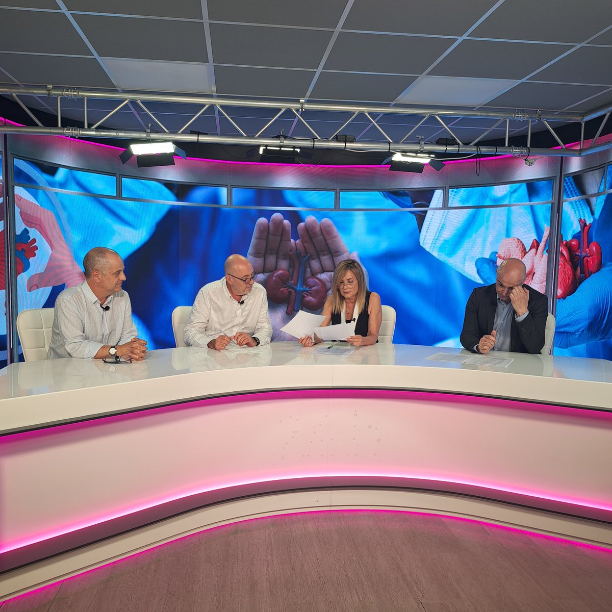 HUniv_Poniente's tweet photo. Los coordinadores de Trasplantes del #HUnivPoniente, entrevistados en @Almeria24h, con motivo de la celebración del Día Nacional del Donante, que cada primer miércoles de junio nos sirve para agradecer la inmensa generosidad de donantes y familias 
#SomosPoniente 
@saludand https://t.co/ZTVsBWJxRc