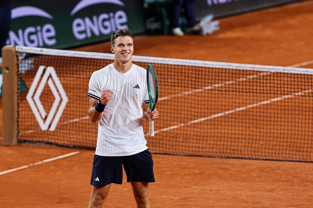 SMARTBETTINGG's tweet photo. Roland Garros 🇫🇷 - SF 

🇨🇿 Set Mensik / 🇮🇹 Set Arnaldi @ 1.95 (1u) 

Bet assez logique selon moi. Même si Zverev et Cobollii n'ont lâché que très peu de sets jusque là, je pense que nous avons deux outsiders capables aujourd'hui de gêner les favoris. Mensik a été très sérieux contre Fonseca, très minutieux, patient : c'est tout ce qu'on recherche chez un joueur de son calibre. 

Arnaldi est plus un grindeur, un mec qui ne lâche jamais le point quitte à traverser le court de bout en bout. Cobolli a été très bon contre FAA même si le canadien lui a bien facilité la tâche. Je crois vraiment en Arnaldi pour embêter un max Cobo. 

Néanmoins il faut rester réaliste, Arnaldi ne peut lui prendre un set que s'il démarre bien, avec 6 heures de plus dans les jambes que son compatriote j'ai peur que cela lui soit compliqué de tenir dans un match en 5 sets.. 

Voilà voilà pour mon gros bet d'aujourd'hui, on pousse derrière Lajal en Challenger, let's go !