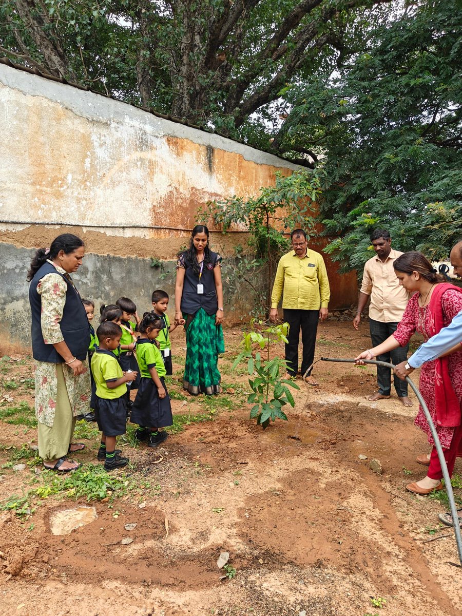 CBC_Bengaluru's tweet photo. ಮುಂದಿನ ಪೀಳಿಗೆಗೆ ಹಸಿರು ಭವಿಷ್ಯವನ್ನು ನಿರ್ಮಿಸುವ ಉದ್ದೇಶದ ಈ ಉಪಕ್ರಮದಲ್ಲಿ ಶಾಲೆಯ ಶಿಕ್ಷಕರು ಮತ್ತು ಮಕ್ಕಳು ಕೈಜೋಡಿಸಿದರು.

#NowForClimate #ChooseLiFE #LifestyleForEnvironment #ClothBags #SayNoToPlastic #GreenIndia #NowForClimate #Plant4Mother #WorldEnvironmentDay2026 #WED2026 

2/4 https://t.co/vYkycqamTE