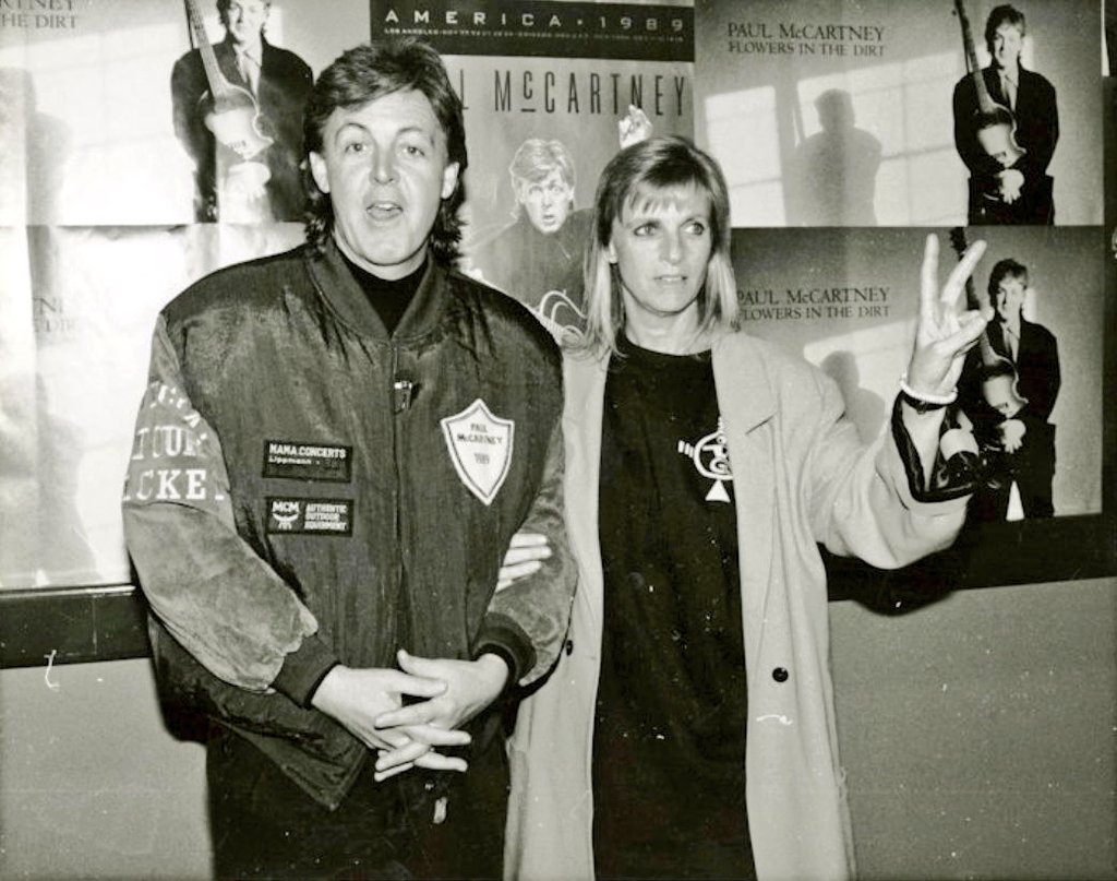 carlosgvizcaino's tweet photo. Paul McCartney and Linda McCartney at the "Flowers In The Dirt" press conference, Rosemount Horizon, Chicago, Illinois, 1989. https://t.co/QM4dOdb1et