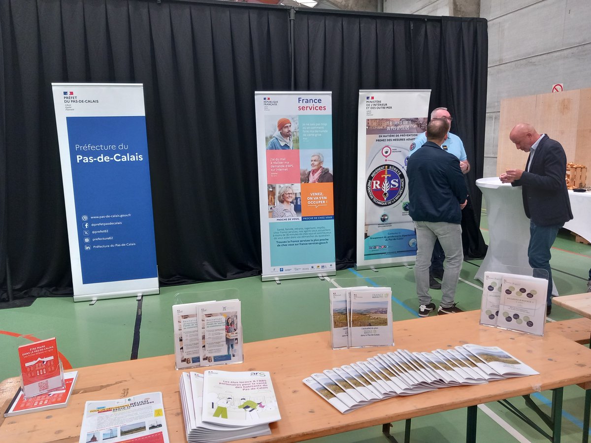 Prefet62's tweet photo. Ce matin, à Roquetoire, j’ai participé à l’Assemblée générale des @Maires_Ruraux du Pas-de-Calais, aux côtés du président Hervé Deroubaix, et de @FLeturque, président de @62_amf.

Les communes rurales constituent un atout majeur pour notre département. Elles sont au cœur de l’aménagement du territoire, du maintien du lien social et de la réussite des transitions écologique et énergétique.

Avec sa forte composante rurale, le Pas-de-Calais se distingue par le dynamisme de ses territoires, l’engagement de ses élus locaux et la vitalité de ses initiatives de proximité.

Nos échanges ont notamment porté sur : ⤵️

- L’accès aux services publics ;
- L’accompagnement des communes rurales ;
- Les transitions écologique et énergétique ;
- Le scolaire et la santé.

J’ai réaffirmé la mobilisation pleine et entière de l’État aux côtés des maires ruraux, afin d’accompagner le développement des territoires et de répondre au plus près aux attentes des habitants.