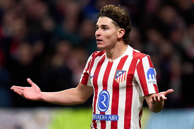Barca_Buzz's tweet photo. ❗️Julián Álvarez does not understand Atletico’s stance regarding his future, especially after the risks he took for them by receiving injections to make himself available for the second leg of the UCL SF against Arsenal.

In fact, he continues to receive treatment on his ankle and has not yet been able to play under Lionel Scaloni during the current Argentine training camp.

Via (🔵): @RogerTorello [md]