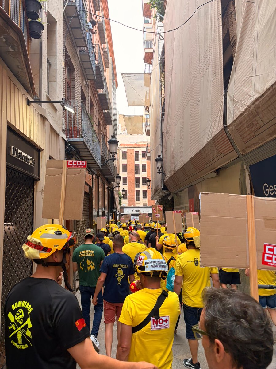 SitrasBbff's tweet photo. Queremos agradecer de corazón a todos los compañeros y compañeras, así como a toda la ciudadanía que hoy ha apoyado la manifestación por las calles de Murcia. Vuestra solidaridad nos da fuerza para seguir adelante.

La lucha continúa hasta conseguir unas condiciones de trabajo dignas que nos permitan seguir protegiendo y cuidando nuestros bosques como se merecen. ¡Gracias por estar a nuestro lado! 🌲✊ #Bosques #TrabajoDigno #Murcia