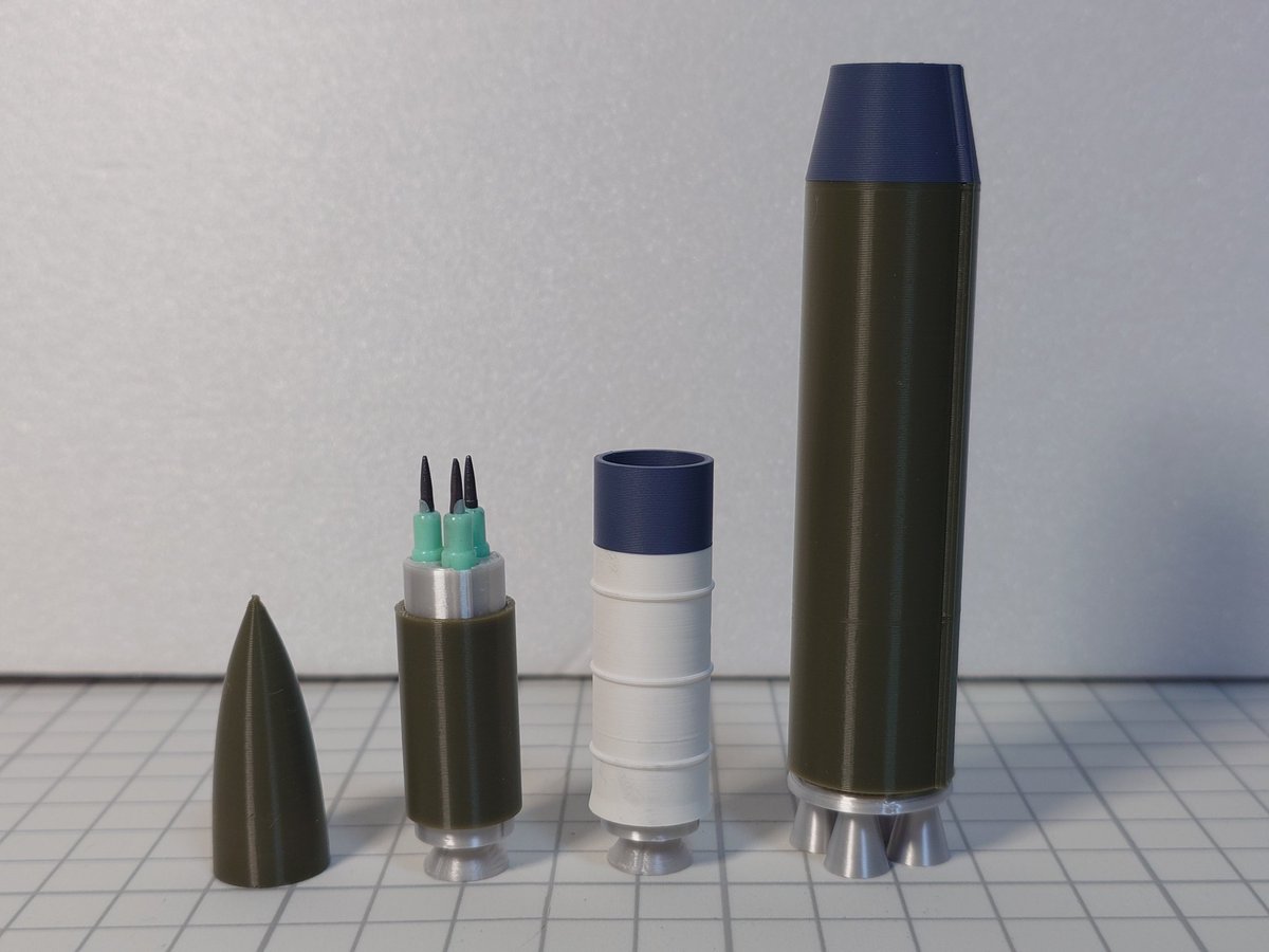REDB2026's tweet photo. ロケットらしく3段に分離出来るようにしてみました。 https://t.co/skaHsX4K9l