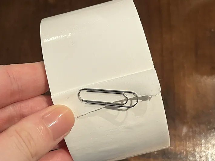 grape_lifehack's tweet photo. 見失いがちなガムテープの端…ゼムクリップを挟めば解決😊

ガムテープの端の目印、折って作るのもったいない…　文房具を挟んでみたら「一目で分かる」「イライラが減る」 
https://t.co/VYqktqXbEm @grapeejpより https://t.co/ioHsK1lVHK