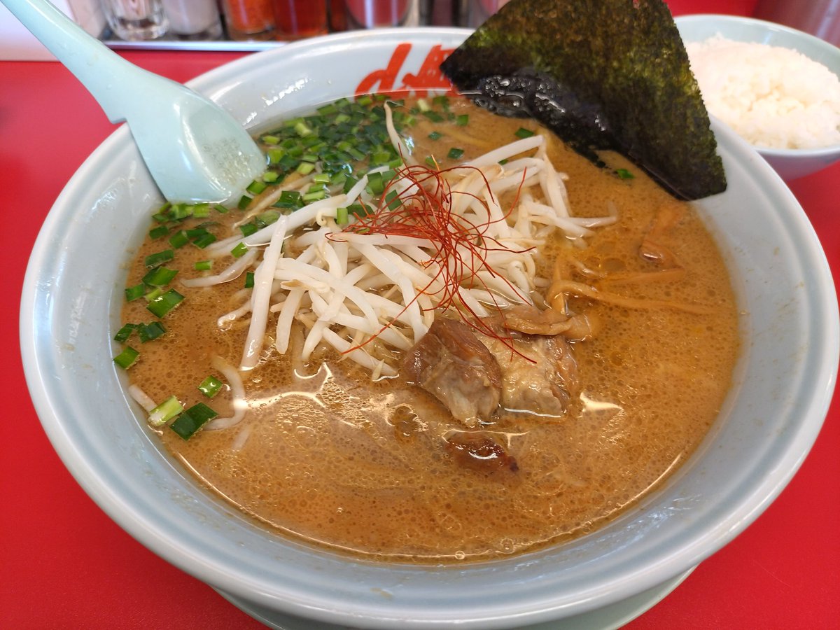 ZoneMyco's tweet photo. 【期間限定】豚バラなんこつラーメン/中盛り/半ライスセット
〜ラーメン山岡家 名古屋太平通店〜

今日の現場飯🍜
ホロホロな豚バラ軟骨が旨い🤩濃厚な醤油スープとの相性も抜群
期待を裏切らない濃厚こってりな期間限定の一杯
空きっ腹に沁み渡る
ごちそうさまでした✨✨️✨️
#期間限定
#山岡家 https://t.co/jRyTfLBuZN