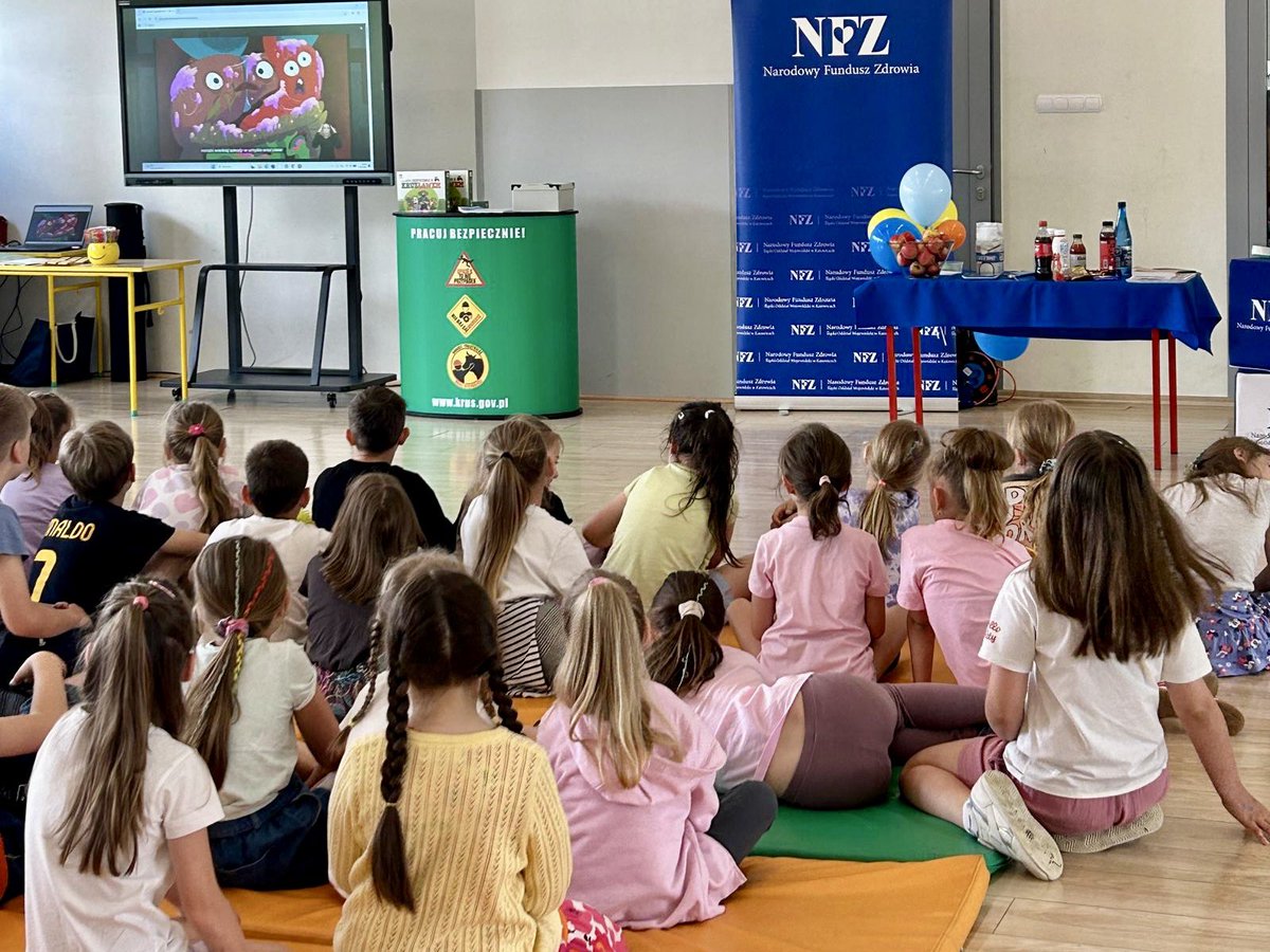 NFZ_Katowice's tweet photo. Ile cukru zawierają gazowane napoje? 🤔
Więcej, niż nam się wydaje! Przekonały się o tym dzieci z SP nr 1 w Cięcinie.
Razem z #KRUS edukowaliśmy uczniów na temat bezpieczeństwa, higieny jamy ustnej i profilaktyki. Na miejscu był też #dentobus, do którego ustawiały się kolejki☺️ https://t.co/J0WkWvRoUs