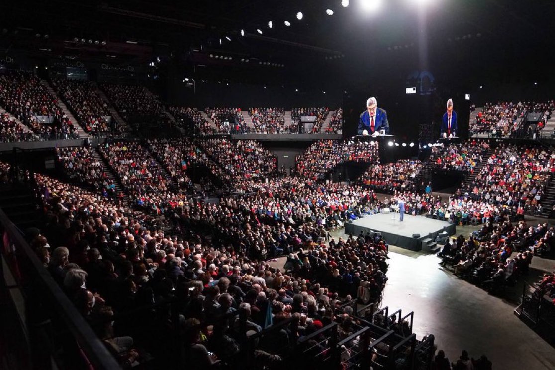 de_chardin's tweet photo. Meeting Montpellier @JLMelenchon 2022 : 8000 personnes 

Pour donner une idée 300 000 parrainages c’est 37 fois cette salle et le chiffre monte en permanence. 

https://t.co/uIdID5ihl2 🇫🇷 https://t.co/7gtVSup8y7