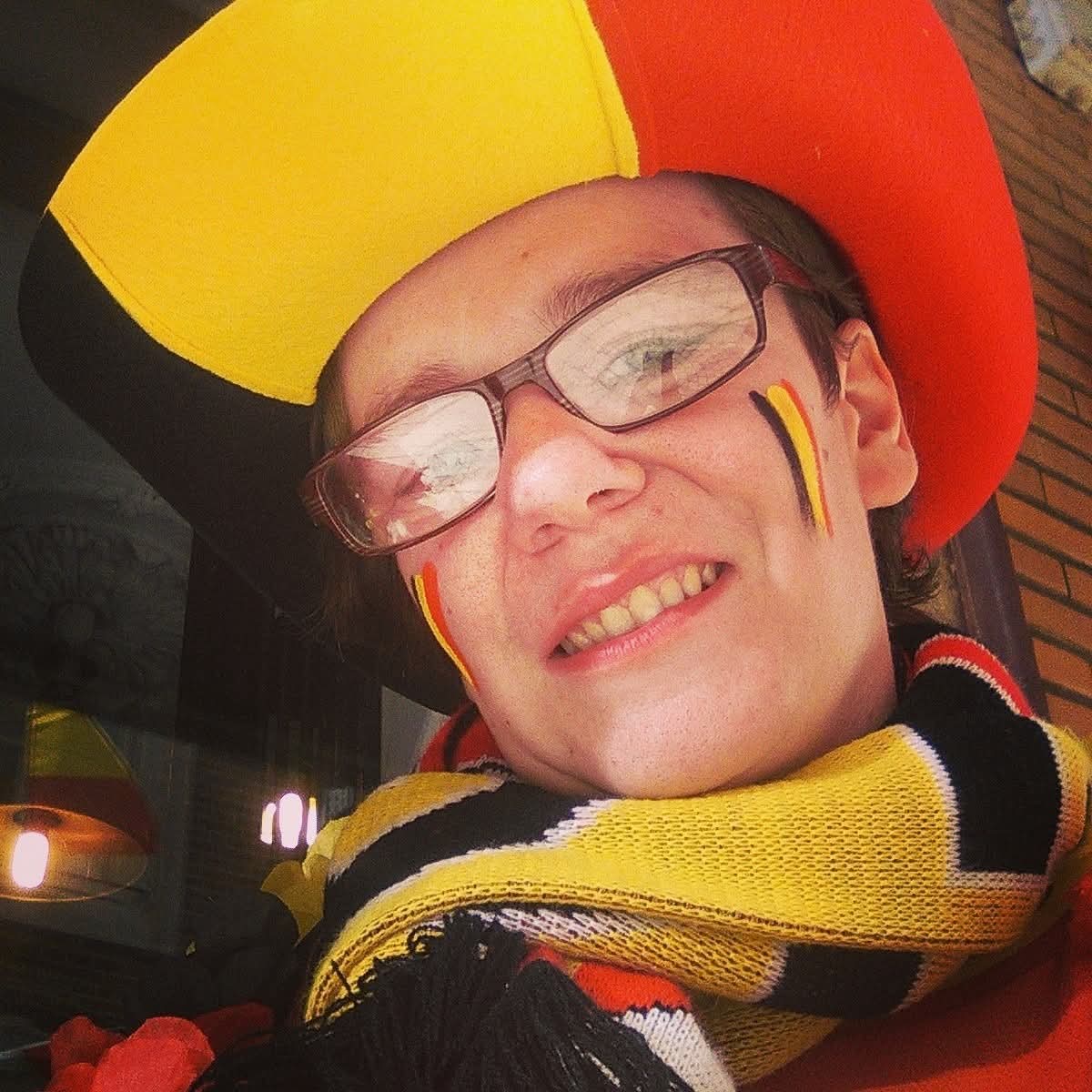 Kimpy001's tweet photo. 8 jaar geleden was er ook een WK! ⚽️🇧🇪
En toen zag ik er beter uit dan nu! 😂🤭 https://t.co/ZlcDYlKPSb