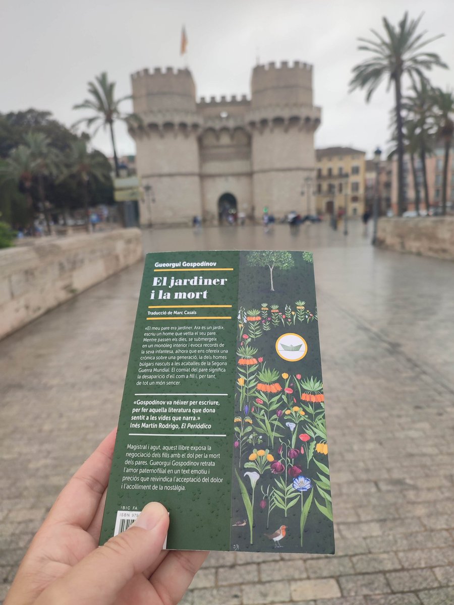 MarcCasalsIg's tweet photo. A València per recollir el Premi de la Crítica dels Escriptors Valencians a la millor traducció del 2025 per "El jardiner i la mort', de Gueorgui Gospodínov. A més, és Corpus (la Festa Grossa, n'hi diuen aquí) i van preparant les processons, així que la cosa promet. Som-hi! https://t.co/ceoARZmXDb