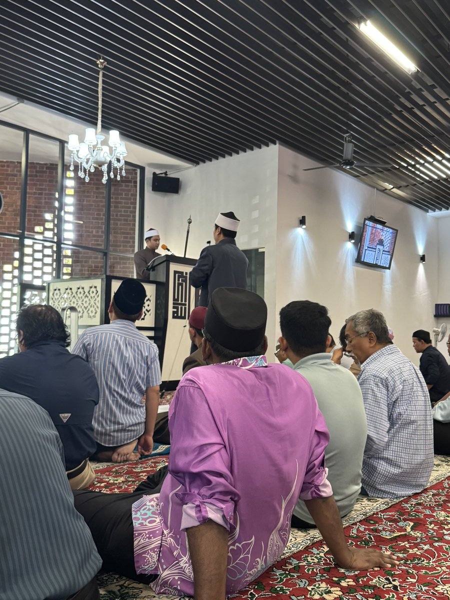 ahmadmaslan's tweet photo. Solat #Jumaat di Surau Bustanul Ulum Taman Tugu #KL sebelah Ibu Pejabat #KKR #JKR. 

Kemudian makan tengah hari rojak yg sedap &amp; minum air asam boi.

Bersyukur atas nikmat yg diberi. Moga hidup kita terjauh drpd lakukan perkara tidak baik &amp; sentiasa dipandu dlm landasan yg benar. https://t.co/ycZCLk4I1L