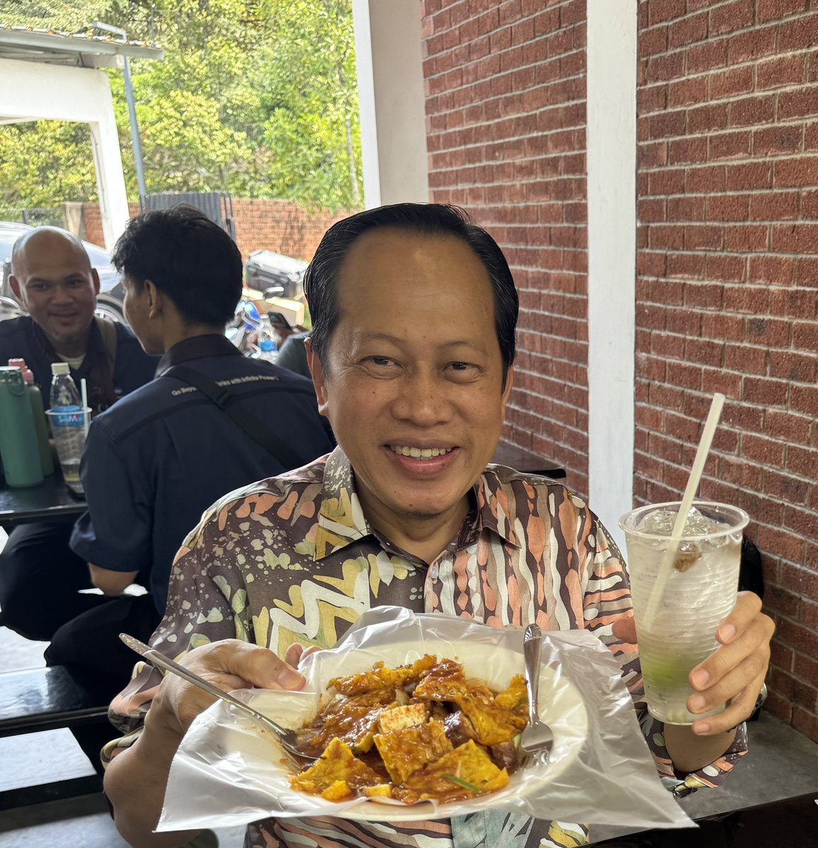 ahmadmaslan's tweet photo. Solat #Jumaat di Surau Bustanul Ulum Taman Tugu #KL sebelah Ibu Pejabat #KKR #JKR. 

Kemudian makan tengah hari rojak yg sedap &amp; minum air asam boi.

Bersyukur atas nikmat yg diberi. Moga hidup kita terjauh drpd lakukan perkara tidak baik &amp; sentiasa dipandu dlm landasan yg benar. https://t.co/ycZCLk4I1L