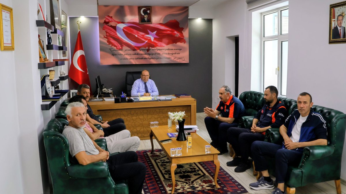 TC_Susurluk's tweet photo. Afet Yönetiminde Güç Birliği! 🤝

​Kaymakamımız Sayın Turgut GÜLEN başkanlığında; AFAD, Susurluk Motosiklet Platformu, Susurluk Bisiklet Platformu, SUSOFF ve SUDOFF Off-Road Dernekleri temsilcilerinin katılımıyla "Akreditasyon ve Koordinasyon Toplantısı" gerçekleştirildi. https://t.co/s4ZgtS5rl3