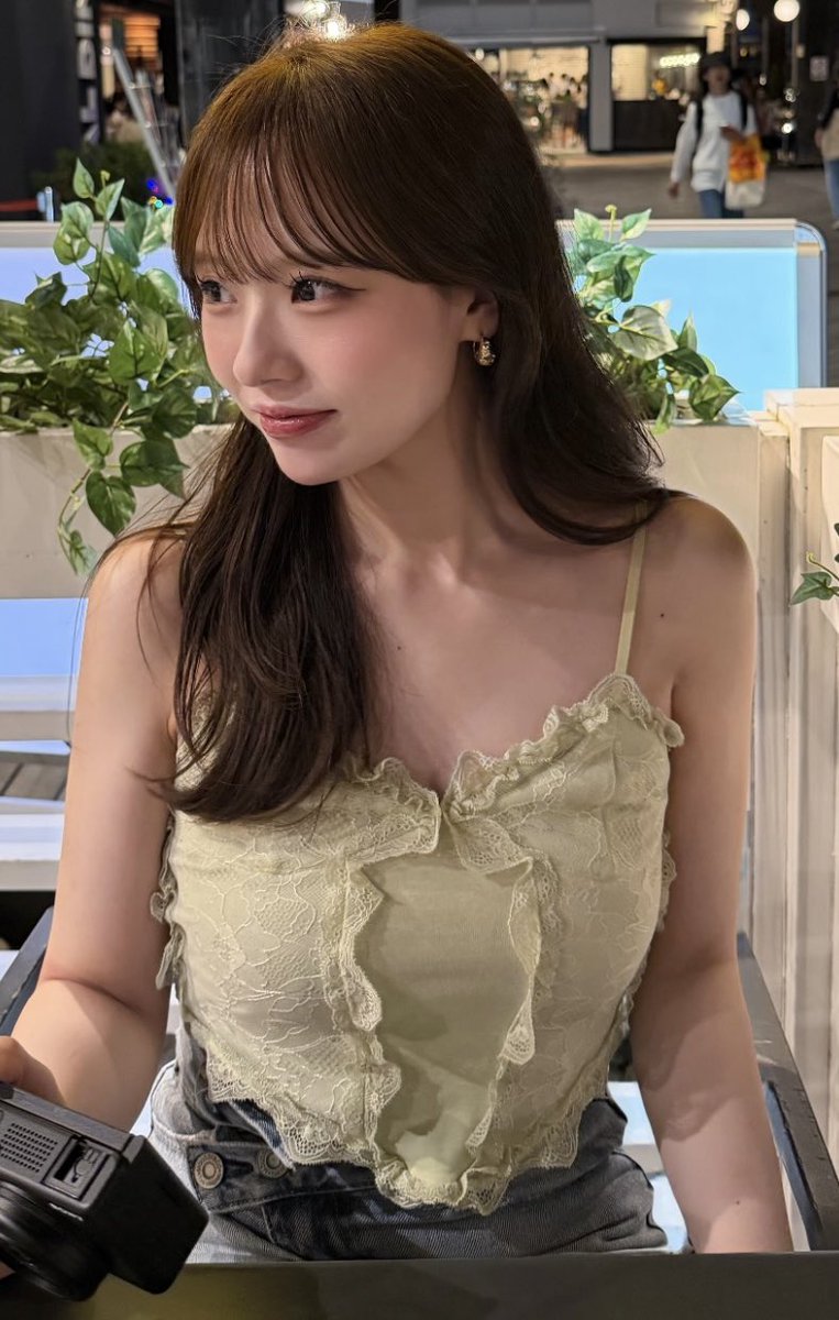 dtIYVIYBwdCR76G's tweet photo. 中学から可愛かった女💕💕
昔目の前でしゃがんだ時に谷間とブラ見えておっぱいデカすぎてオカズにしてた💕💕

この女の他の写真見たい人います？💕💕 https://t.co/1KYqgCqVry