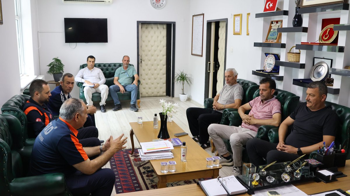 TC_Susurluk's tweet photo. Afet Yönetiminde Güç Birliği! 🤝

​Kaymakamımız Sayın Turgut GÜLEN başkanlığında; AFAD, Susurluk Motosiklet Platformu, Susurluk Bisiklet Platformu, SUSOFF ve SUDOFF Off-Road Dernekleri temsilcilerinin katılımıyla "Akreditasyon ve Koordinasyon Toplantısı" gerçekleştirildi. https://t.co/s4ZgtS5rl3