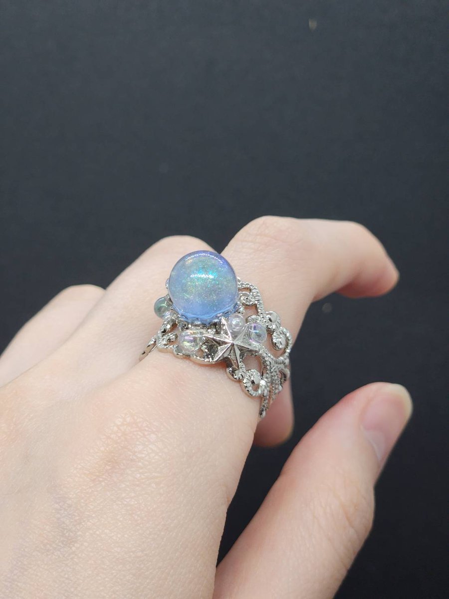 glimmaria_magic's tweet photo. 【新登場】
6月の誕生石、ブルームーンストーンをモチーフにした魔法雑貨が新登場！ 

「恋玉に眠る神秘」

～石言葉～
ブルームーンストーンは、月の光を思わせる神秘的な青い輝きを持つパワーストーンです。女性性を高めて恋愛成就や深い愛情、直感力や創造力を高め、精神的なストレスを和らげる。 https://t.co/AynX2ZxDny