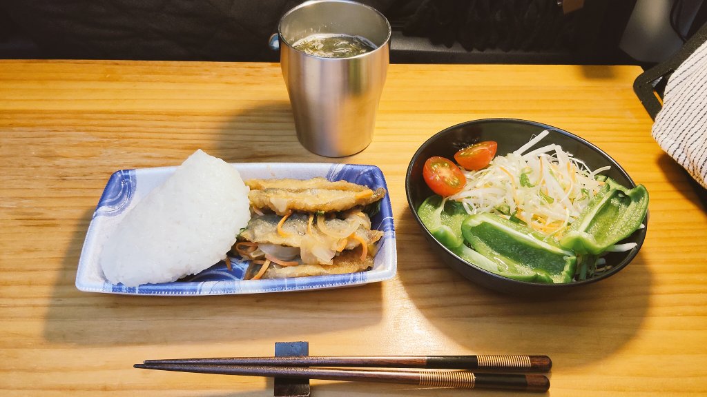 voxCatCouple's tweet photo. サーフィン車中泊５３日目
🍴今日の夕飯🍴

あじ南蛮定食

車中泊旅行も終盤です
結構疲れが溜まってきました🙄

今日は結構時間を無駄にしてしまった
大阪で下道を使ったのが失敗😞

淡路大橋⇒阪神高速⇒第二阪奈道路⇒西名阪道 コスパ的にこれが正解🧐

美味しかったなぁ🥰

#夕飯 #車中泊 #車中飯 https://t.co/838c8ucqlV