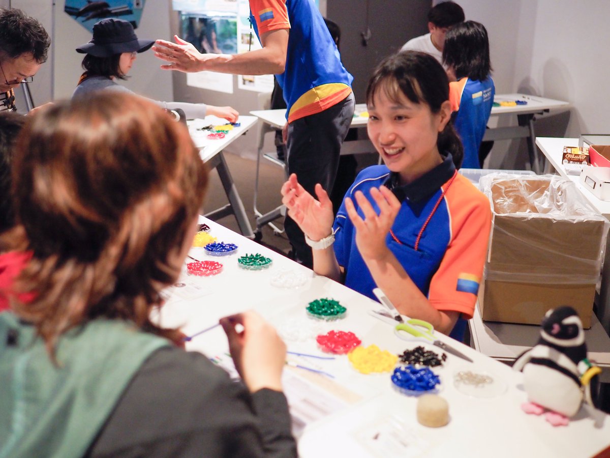 _umigatari_'s tweet photo. 【ペンギンナイト2026】
ペンギンの「タグ作りワークショップ」300円／回
本日分は終了いたしました！
皆さまが作成してくださったタグは、
今年の換羽後に各ペンギンたちに装着します。
そして！今回はお揃いの持ち帰り用タグも作れるので、
当館で販売するペンギンにいかが？

明日も実施します🤩 https://t.co/ay4reTyb98