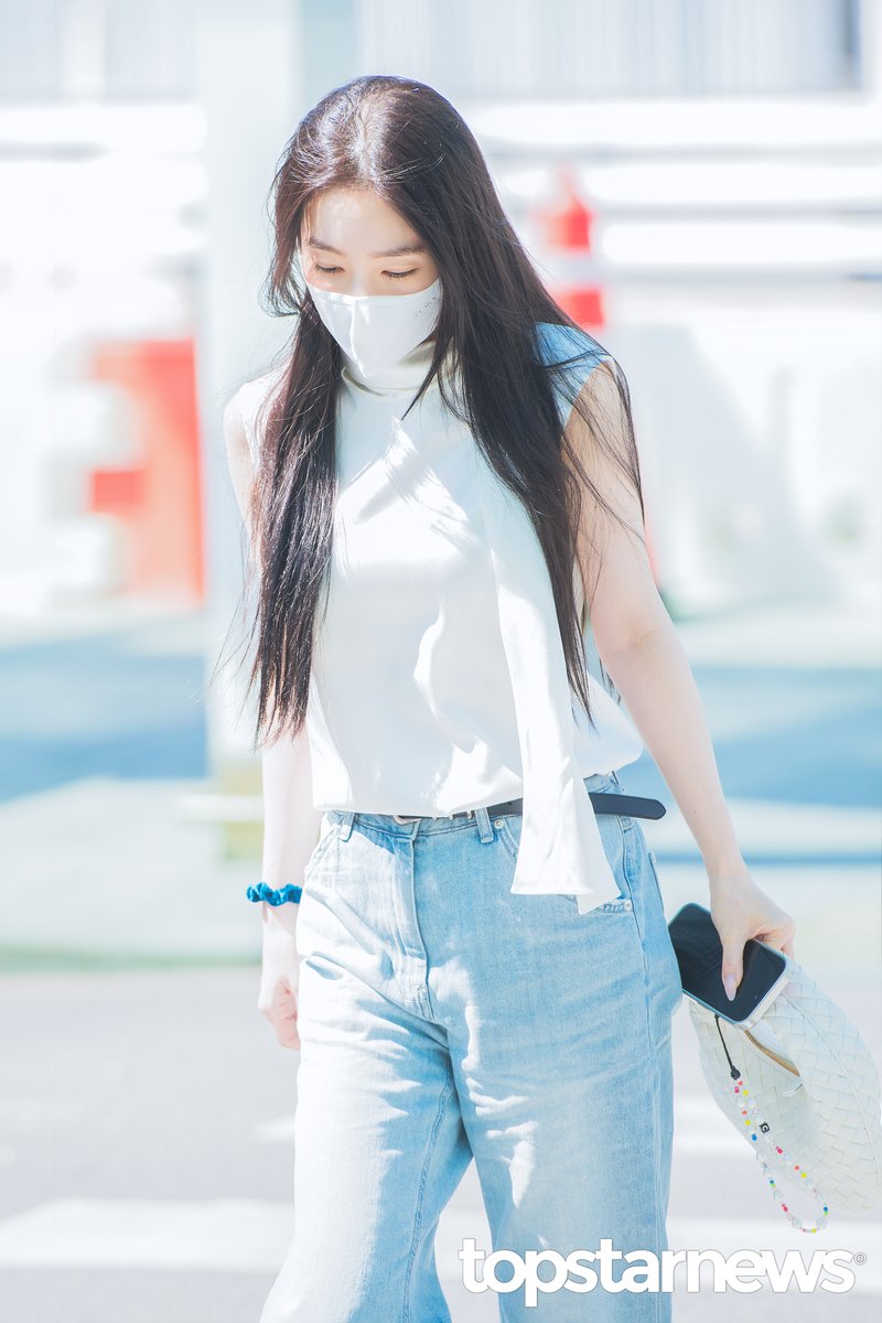 TSN_PHOTO's tweet photo. [HD포토] 레드벨벳 아이린, ‘러비들이 좋아하는 청순 언니’ (인천공항 출국) #아이린 #IRENE #레드벨벳 #RedVelvet #인천공항 #출국 #입국 #프리뷰 https://t.co/EY0E5kRLtU <- Original Photo https://t.co/6TDYxhDVqs