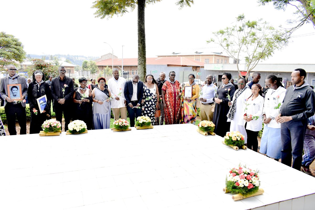 Byumba_Hospital's tweet photo. Iki gikorwa cyitabiriwe n'Inzego zinyuranye zari zaje kwifatanya n'Ibitaro ndetse n'Imiryango cyaranzwe no gushyira indabo ku Rwibutso rwa Mukeli no ku Kimenyetso cy'Urwibutso (Monument) cyanditseho amazina y'Abakozi bibukwa mu rwego rwo kubasubiza agaciro bambuwe.
 #Kwibuka32. https://t.co/7OPwv17DV3