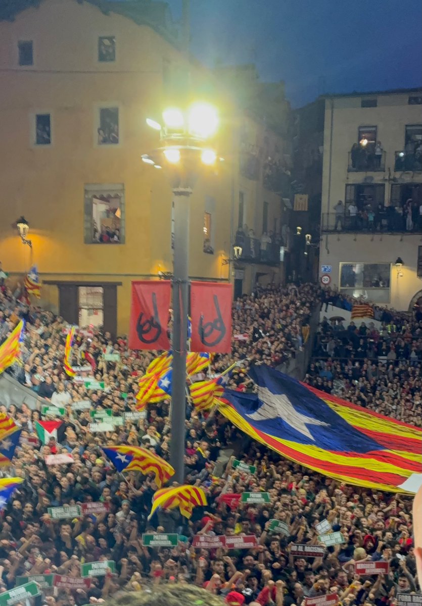 arnauuuetttt's tweet photo. Visca les escridassades contra el feixisme, visca la cultura catalana, visca la germanor entre pobles i ciutats d'arreu del país i visca Catalunya lliure. 💛
#patum26 #Catalunya #guites https://t.co/udOv3Osgh2
