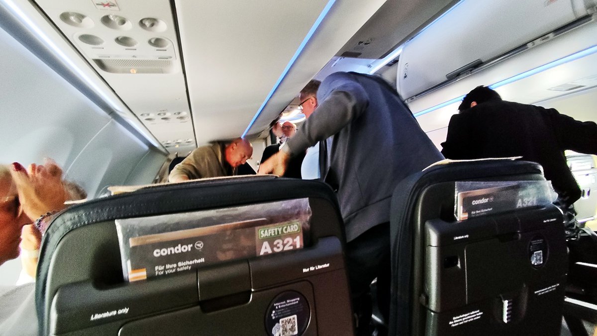 Lanzarote1A's tweet photo. @flightradar24 Tony V MD
@tonyver45 . . . ach komm, hab´s grade wieder erlebt, die "Profis" hasten schon auf beim taxiing auf . . .und ist es denn nicht herrlich, sich ohne Zwang, eine Nackenversteifung "ergattern" zu können ? https://t.co/1q1mQWSv9P