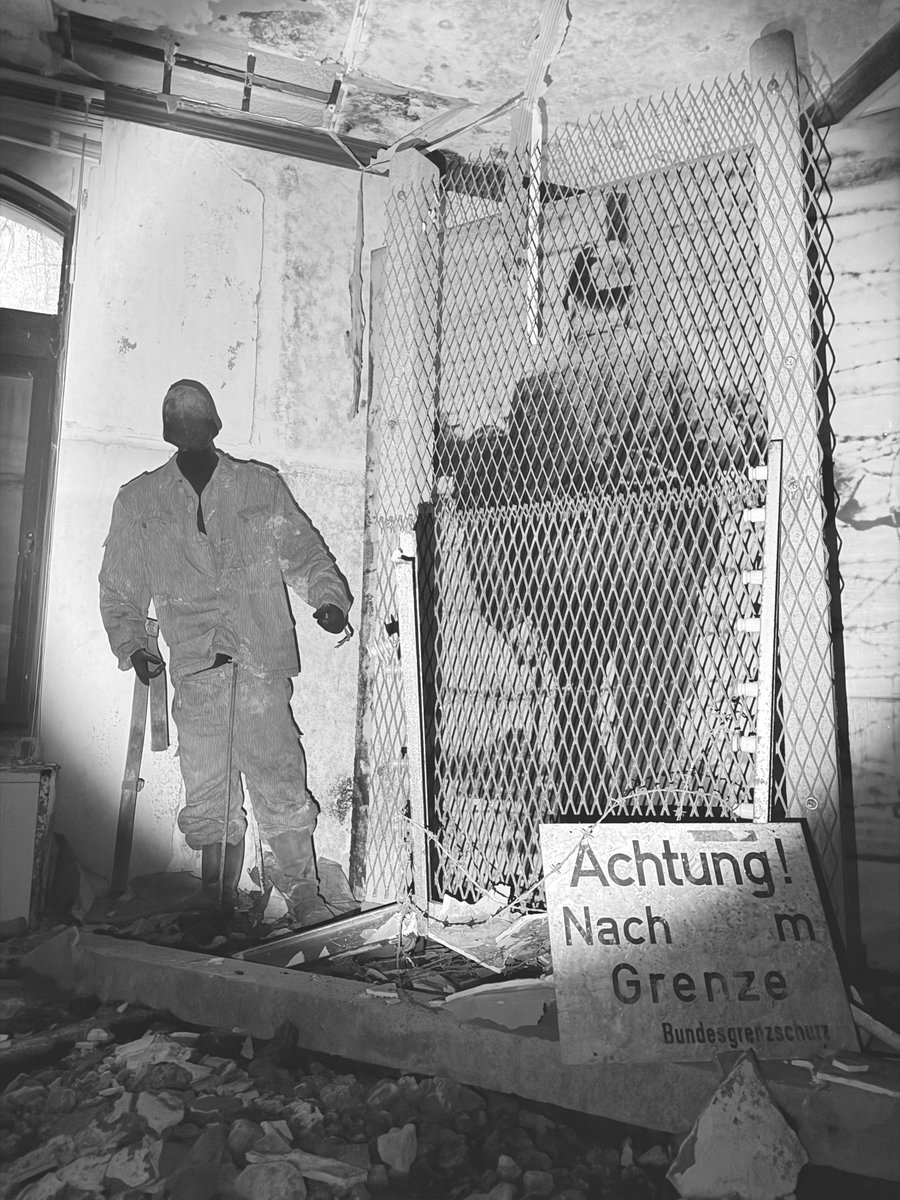 ruins_fictional's tweet photo. 軍服が残されているナチス戦争博物館。
#廃墟 #urbex https://t.co/KTnITzyzja