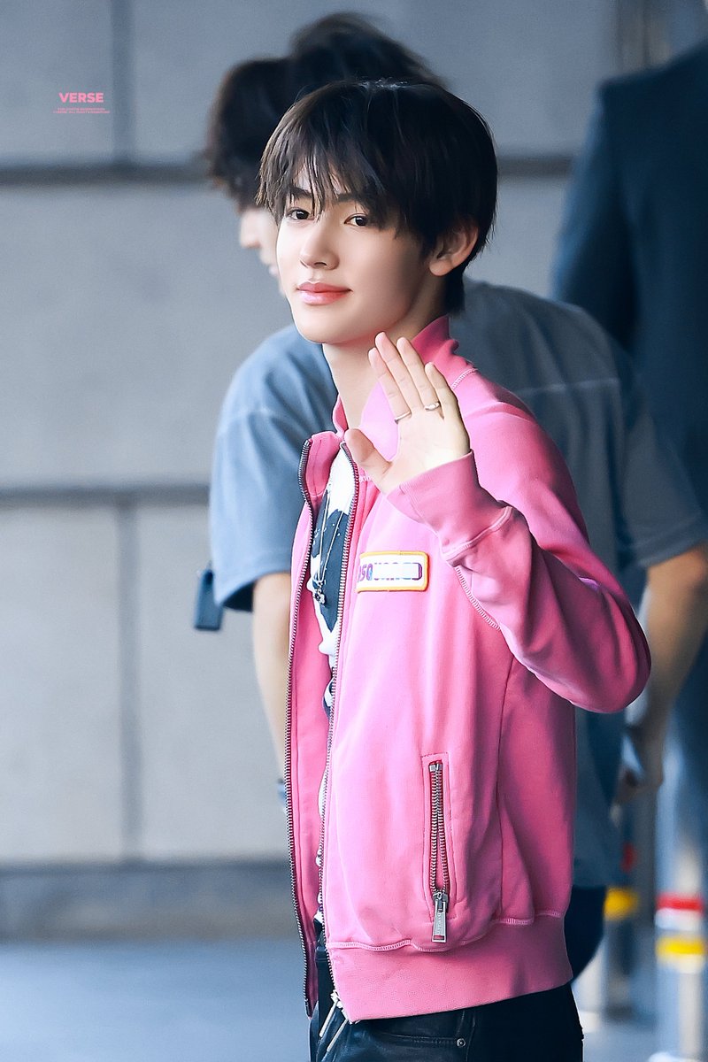 0113verse's tweet photo. 260605 뮤뱅퇴근
#CORTIS #성현 #SEONGHYEON #코르티스 https://t.co/rLgn3GbELi