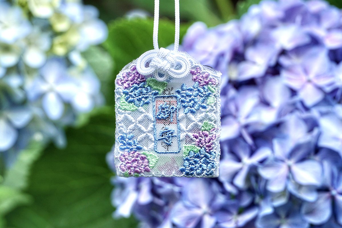 jinjamemo's tweet photo. 桜神宮。世田谷区新町。
「神習教」の本祠。世田谷のお伊勢さん。

6月中に授与の「紫陽花御朱印」を頂きました。こちらは書き置きのみで1日300枚限定です。平日は余裕あると思いますが週末は上限に達して終了する事もあるかもです。他に帳面に頂ける「アガパンサス御朱印」もあります。

今年も6月限定頒布の「あじさいレース御守り」の頒布を開始しています。桜神宮人気の授与品である桜のレース御守りの紫陽花版。おひとり様4体まで。初穂料1,500円。

手水舎が紫陽花の花手水仕様に。今年も綺麗。境内にも紫陽花が咲いています。参道などに咲いていますが本殿右手が結構穴場で綺麗に咲いています。

桜神宮と言えば2月・3月の河津桜。この時期は大変混雑するのですが、最新は紫陽花の季節も賑わうようになりましたね。昨年も人がよく訪れていましたが今年もひっきりなしに参拝者が訪れていました。

紫陽花の桜神宮も綺麗なのでぜひ参拝してみてください。

そんな桜神宮は神道十三派の「神習教（しんしゅうきょう）」の本祠（教庁・神殿）とされる古式神道の神社です。

神習教は明治の神官教導職分離の時期に組織された宗教の1つ。明治時代に神道教団として公認された13の教派神道を神道十三派と呼び、そのうちの1派です。

当時、明治政府が「神社の神官は人を教え導いてはならない」という方針を打ち出したため、危機感を抱いた芳村正秉（伊勢神宮で筆頭禰宜として活動していた方）が明治天皇の勅許を得て設立した神道教団です。

本来の神道の姿に復することを目的としていて、神代より脈々と流れる伝統的な神道的価値観を教義の柱としているため「古式神道」を称します。

造化の神・天御中主神（あめのみなかぬしのかみ）や、「伊勢神宮」の主祭神である天照大御神（あまてらすおおみかみ）など多くの天津神・国津神を祀り、記紀（古事記・日本書紀）などを所依の教典としています。

上述したように初代管長の芳村正秉は「伊勢神宮」に筆頭禰宜として奉職していた方。伊勢神宮退任の際に、当時の伊勢神宮の祭主であった久邇宮朝彦親王が天照大御神の神霊を御鏡に分霊して授けたと伝わります。この御鏡を御神体としている事から「世田谷のお伊勢さん」とも呼ばれます。

そんな古式神道の神社とされるため参拝方法は二拝四拍手一拝。（拝殿前にも参拝方法の掲示があります）一般的な2回ではなく4回拍手で行います。桜神宮に参拝される方は皆さんその辺を理解していて4回拍手が鳴り響いています。

※「出雲大社」「宇佐八幡宮」などの古社では今も桜神宮と同じく「二拝四拍手一拝」を参拝作法としている事があります。

一般的な神社とは少し違うのも新鮮かもしれません。ぜひ二拝四拍手一拝でお参りしてみて下さい。
#御朱印 #限定御朱印