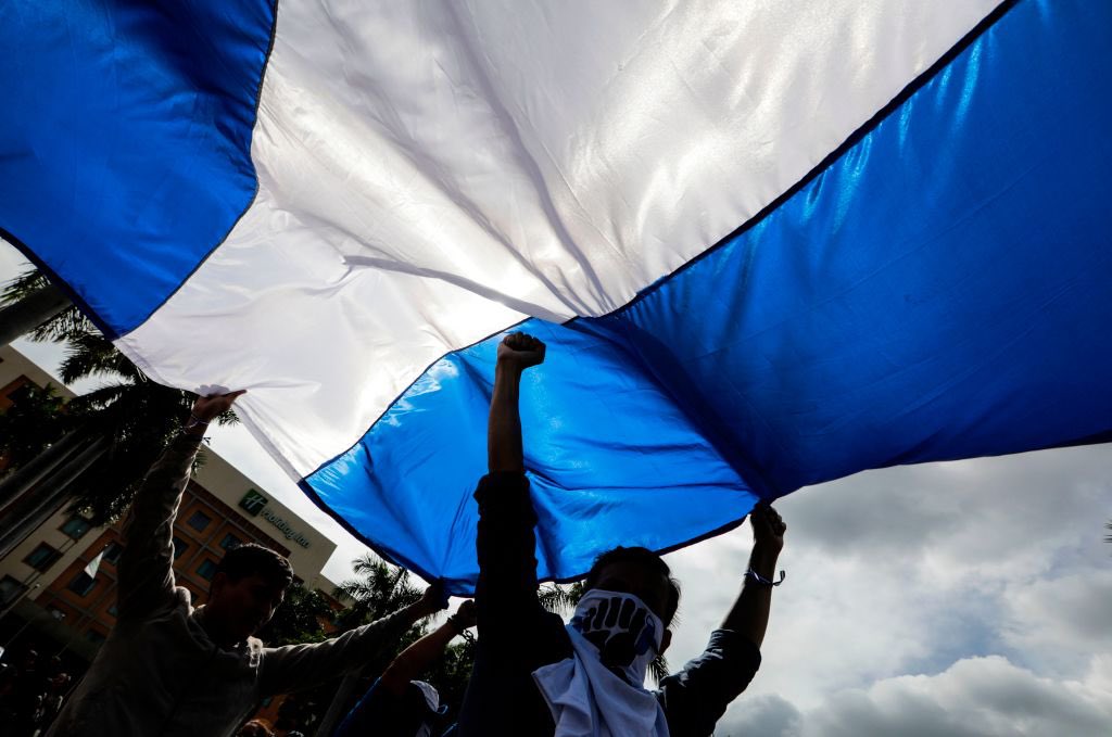 EdwingRoman14's tweet photo. “Haré de tus enemigos estrado de tus pies”(Mc.12.36).
La dictadura de #Nicaragua, es la enemiga de los nicaragüenses, terminará bajo los pies de una nación que tanto ha pisoteado y humillado. Será derrotada, humillada y llevada a la justicia por más muros y cuevas que construyan. https://t.co/W25oFvXysS